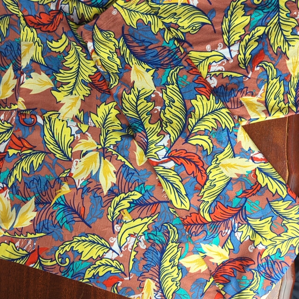 LuLaRoe leggings tall and curvy leaf pattern - Picture 4 of 6